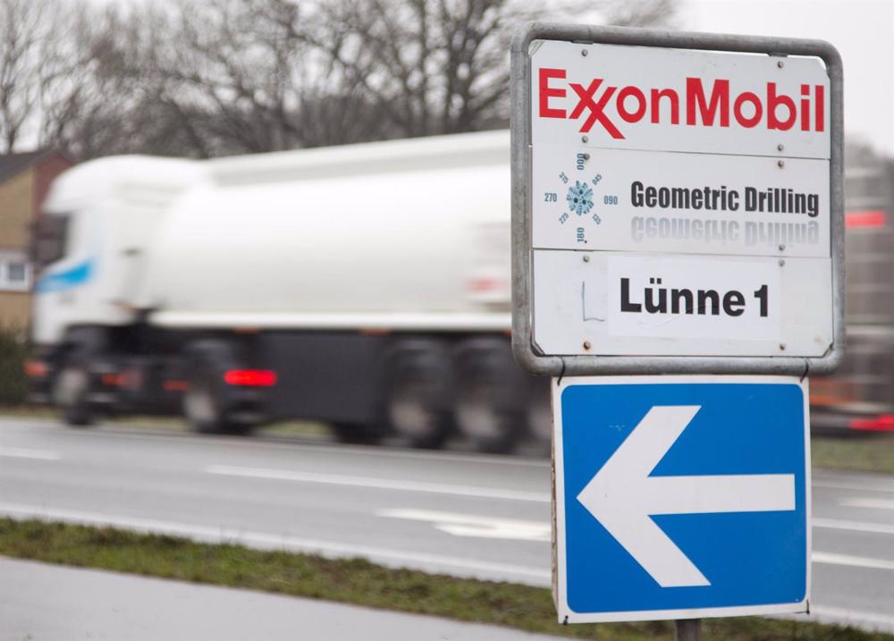 Archivo - Cartel indicando el complejo de Exxon Mobil de Lünne 1, en Alemania. Archivo