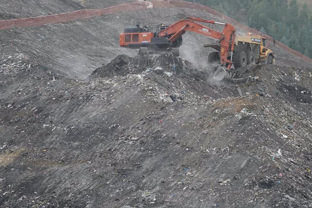 Archivo - Una excavadora en el vertedero de Zaldibar. Archivo