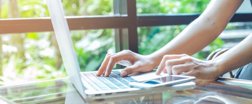 Archivo - Manos de una mujer en un teclado de ordenador Archivo