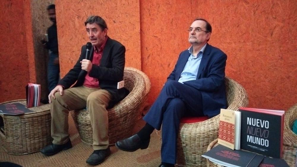 El director del Instituto Cervantes, Luis García Montero, y el director del Cervantes de Nueva Delhi, Óscar Pujol, en la Feria del Libro de Calcuta El