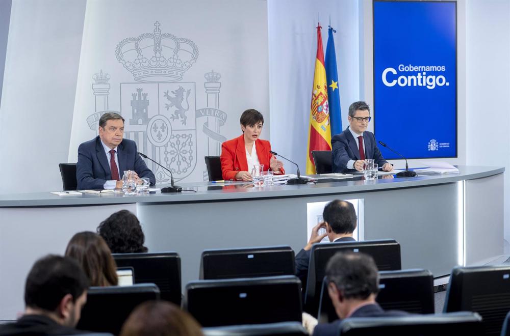 (I-D) El ministro de Agricultura, Pesca y Alimentación, Luis Planas; la ministra Portavoz, Isabel Rodríguez y el ministro de la Presidencia, Relaciones con las Cortes y Memoria Democrática, Félix Bolaños, durante una rueda de prensa posterior al Consejo d (I-D)