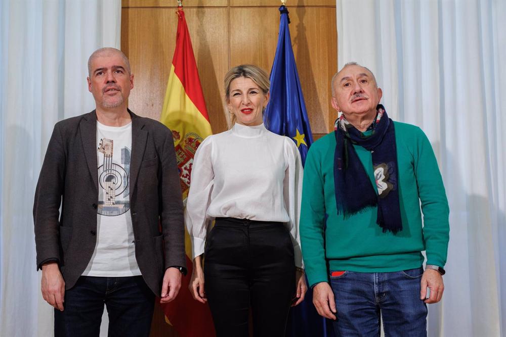 (I-D) El secretario general de CCOO, Unai Sordo; la vicepresidenta segunda y ministra de Trabajo, Yolanda Díaz y el secretario general de UGT, Pepe Álvarez, posan en el Ministerio de Trabajo, a 31 de enero de 2023, en Madrid (España). (I-D)
