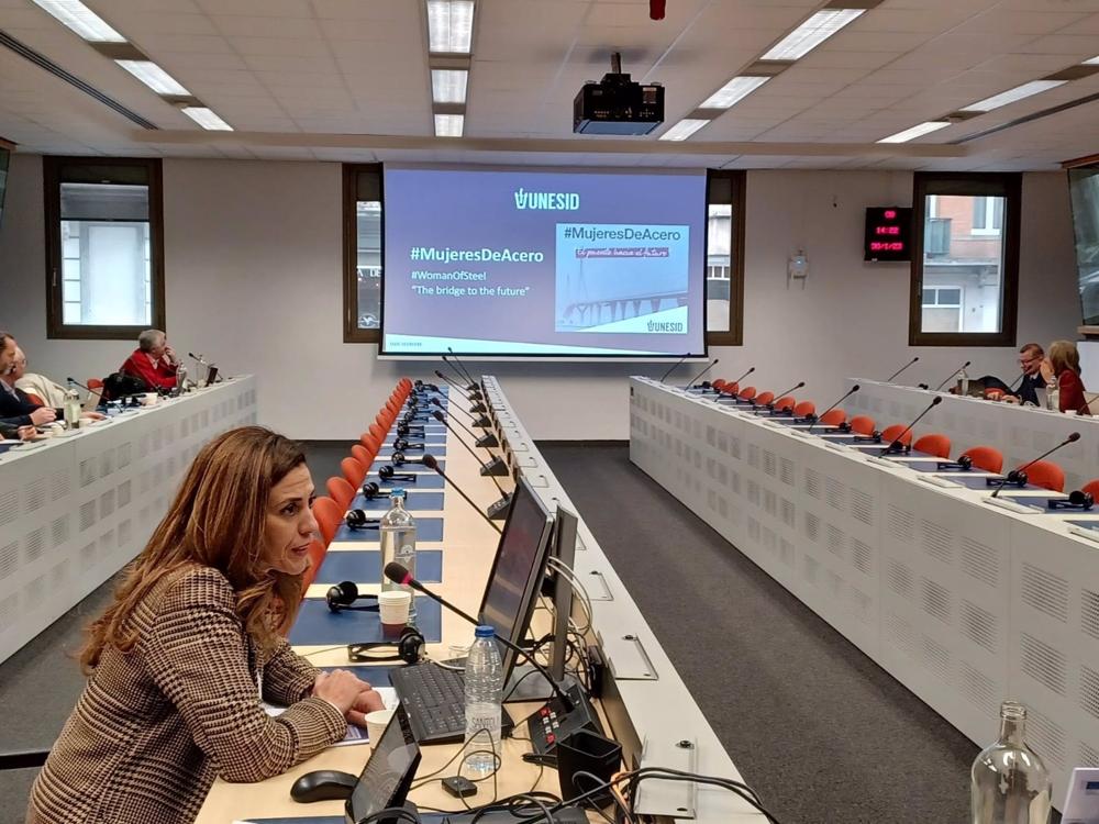 La directora de RRHH de Unesid, Gema Palazón, presenta en Bruselas una campaña para atraer talento femenino al sector de la siderurgia. La