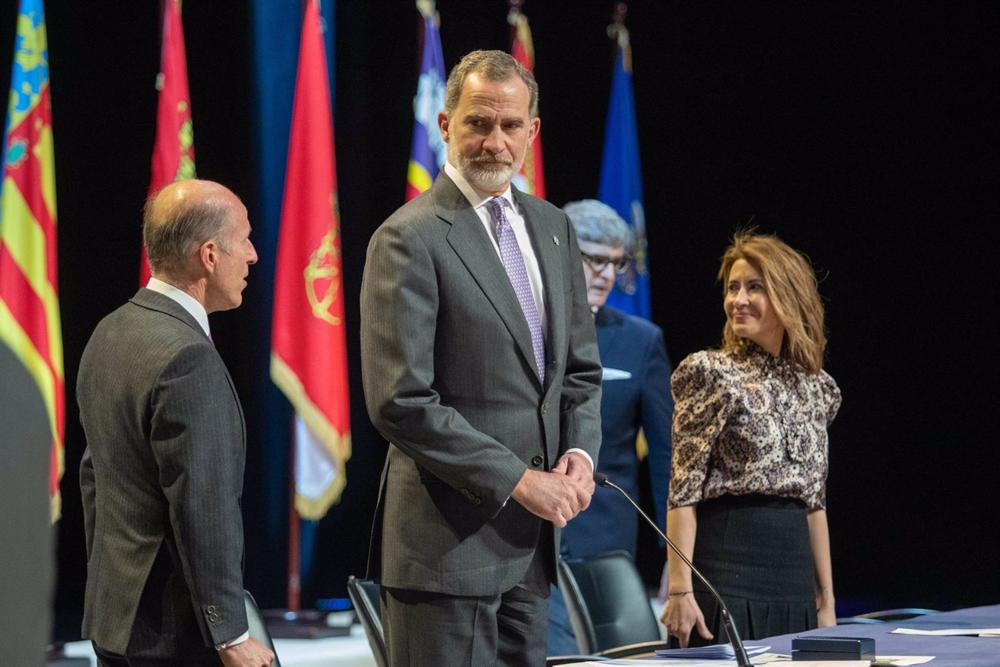 El Rey Felipe VI (c) y la ministra de Transportes, Movilidad y Agenda Urbana, Raquel Sánchez (d), durante el acto de entrega de despachos de la LXXI promoción de la Carrera Judicial en Barcelona. El