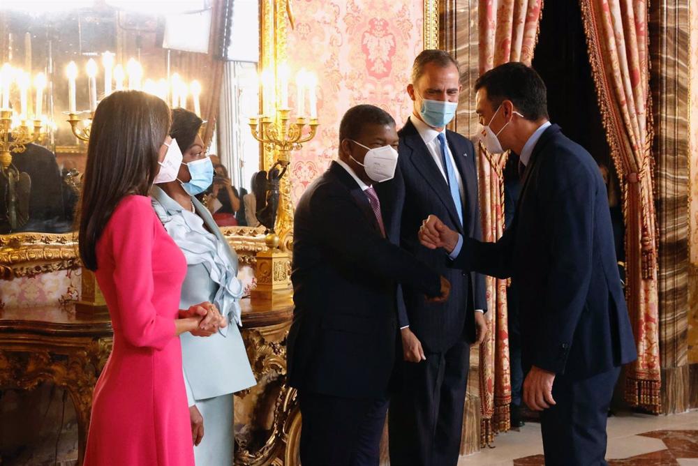 Arquivo - O Rei Felipe e a Rainha Letizia, juntamente com o Presidente da República de Angola, João Manuel Gonçalves Lourenço, e a sua esposa, Ana Afonso Dias, recebem o Presidente do Governo, Pedro Sánchez, durante um almoço no Palácio Real da República de Angola. Arquivo