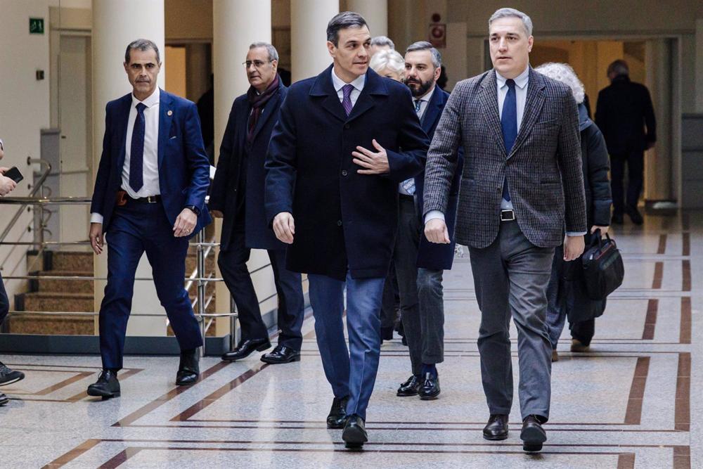 El presidente del Gobierno, Pedro Sánchez (c), a su llegada a un pleno del Senado, a 31 de enero de 2023, en Madrid (España). El