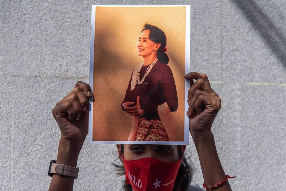 Dossier - Un manifestant tient un portrait d'Aung San Suu Kyi lors d'une manifestation devant l'ambassade du Myanmar à Bangkok. Dossier