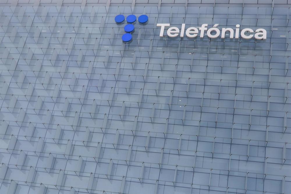 Archivo - Fachada de la sede de la multinacional española Telefónica, situada en la Ronda de la Comunicación, en el denominado Distrito Telefónica, a 22 de Julio de 2022, en el barrio de Las Tablas, Madrid, (España) Archivo