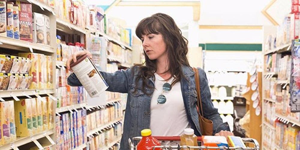 Persona comprando en un supermercado Persona