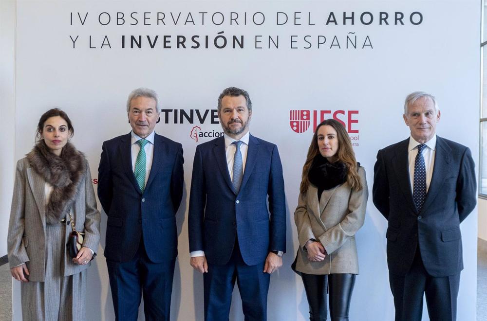 (I-D) La directora de Negocio, Relaciones Institucionales y Sostenibilidad de Europa Press, Blanca De Ulíbarri; el director del Campus IESE en Madrid, José Luis Suárez; el presidente de la CNMV, Rodrigo Buenaventura; la directora de Europa Press, Candelas (I-D)