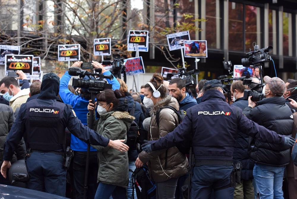 Archivo - Varios agentes en una concentración de sindicatos policiales contra la reforma de la 'ley mordaza' Archivo