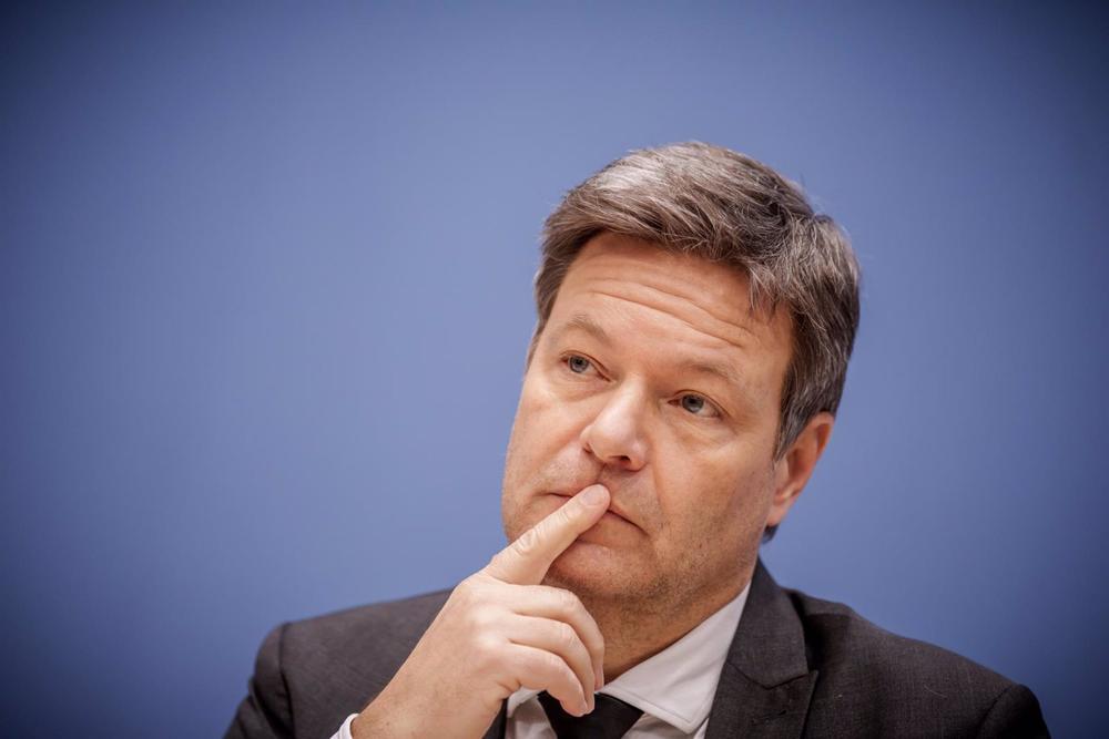 El vicecanciller alemán respalda a Scholz y rechaza la idea de enviar cazas a Ucrania