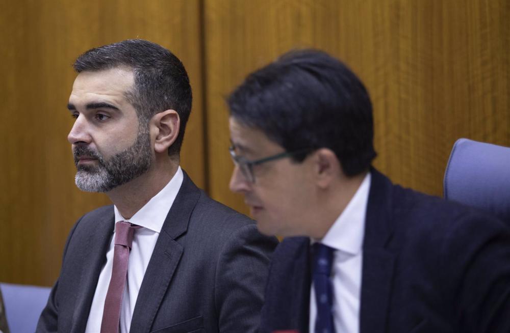 El consejero de Sostenibilidad, Medio Ambiente y Economía Azul, Ramón Fernández Pacheco (i) y el presidente de la comisión, Manuel Guzmán de la Roza (d); al inicio de la comisión parlamentaria. El