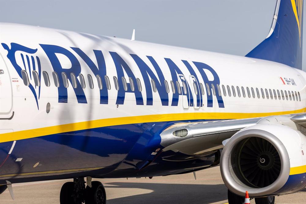 Archivo - FILED - 12 April 2022, Bavaria, Nuremberg: A Ryanair plane stands on the apron at Albrecht Duerer Airport Nuremberg. Photo: Daniel Karmann/dpa Archivo