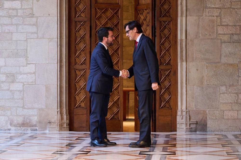 El presidente de la Generalitat, Pere Aragonès, y el primer secretario del PSC y líder de la oposición, Salvador Illa, se saludan antes de firmar el acuerdo de Presupuestos catalanes de 2023 El