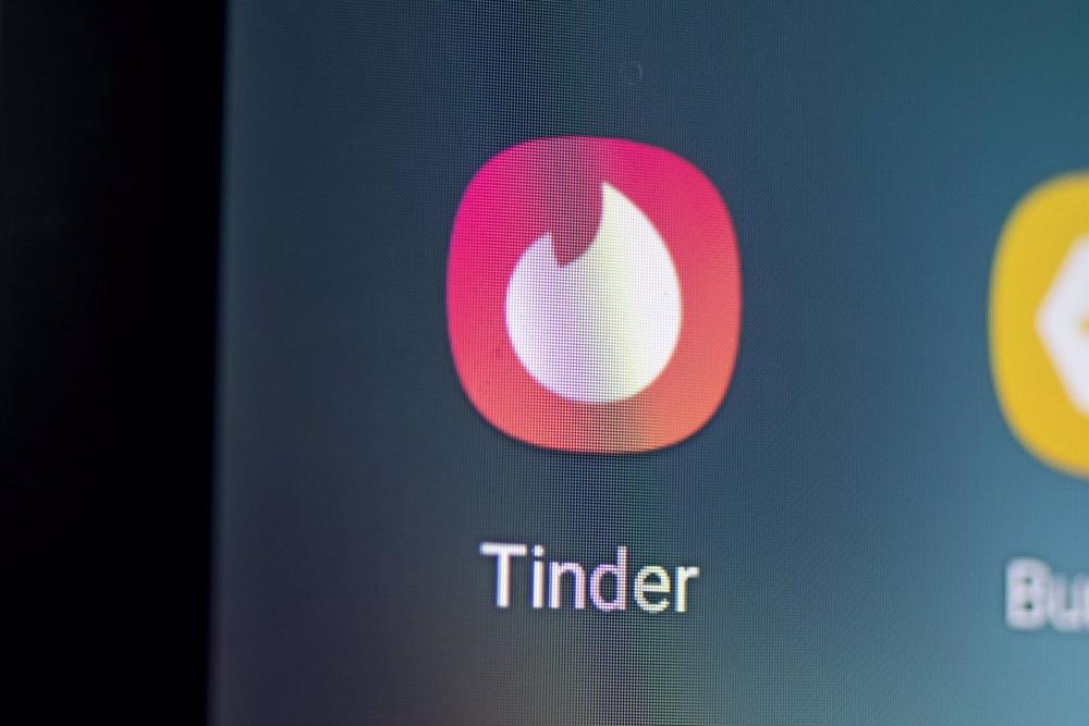 Archivo - FILED - 28 April 2021, Berlin: Logo of the mobile dating app Tinder can be seen on the screen of a smartphone. Tinder to add background checks, improved tools to report abuse. Photo: Fabian Sommer/dpa Archivo