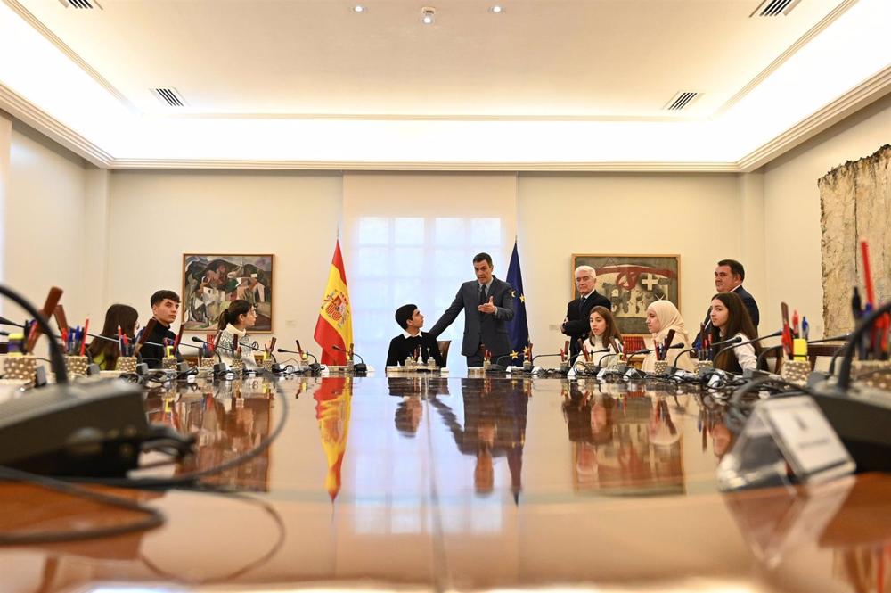 Varios jóvenes de los consejos locales de participación de infancia y adolescencia impulsados por UNICEF España se han reunido este 1 de febrero con el presidente del Gobierno, Pedro Sánchez, en La Moncloa Varios