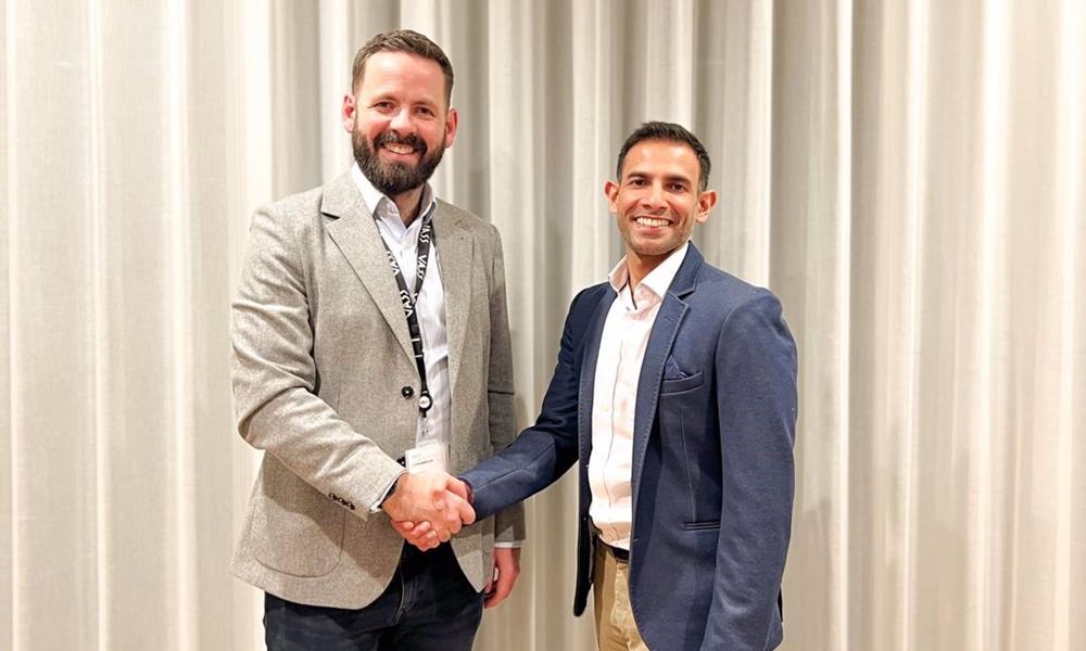 El director generla para Reino Unido e Irlanda de Vass, Lee Goodenough, el director general de Pskinetic, Deepak Chandarana El