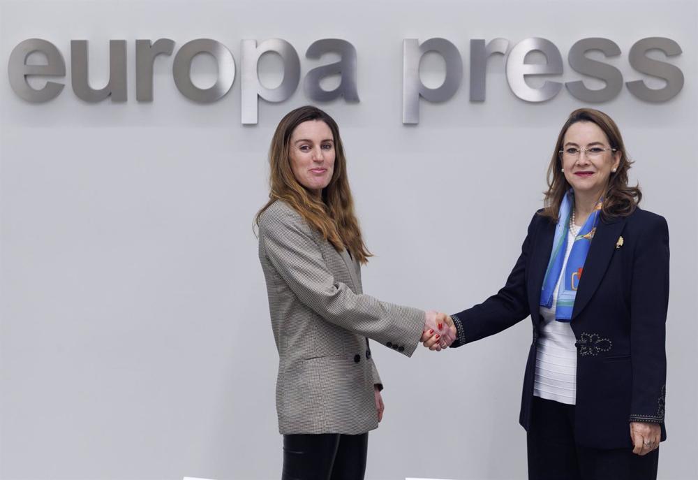 La directora de Europa Press, Candelas Martín de Cabiedes (i), y la Secretaria General de la Organización Iberoamericana de Seguridad Social, Gina Magnolia Riaño (d), posan a su llegada a la firma de un acuerdo de colaboración con Europa Press La