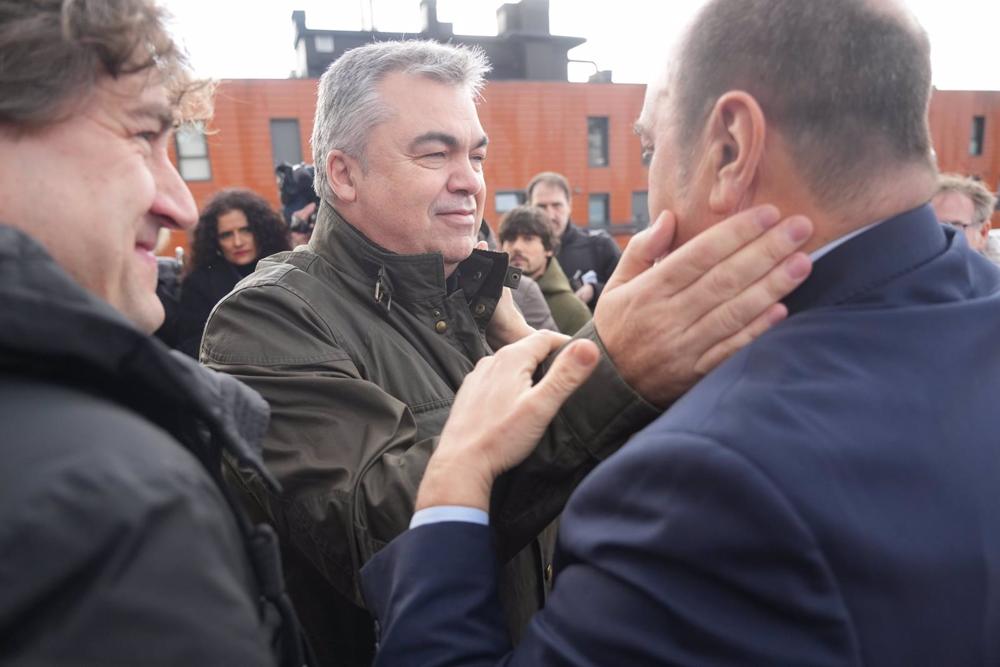 El secretario de Organización del PSOE, Santos Cerdán (c), saluda al presidente del PNV, Andoni Ortuzar (d), a su llegada a la capilla ardiente del exdirigente del PSE-EE Rodolfo Ares. El