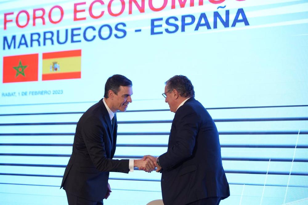 El presidente de Gobierno, Pedro Sánchez (i), y el primer ministro marroquí, Aziz Akhannouc (d), en el acto de clausura del Foro Empresarial España-Marruecos, que se celebra en el marco de la XII Reunión de Alto Nivel Marruecos-España, en el Rabat Marriot El