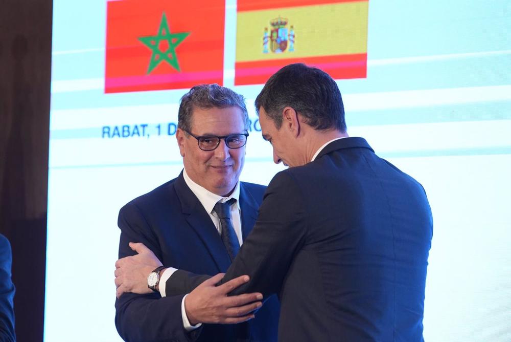 El presidente de Gobierno, Pedro Sánchez (d), y el primer ministro marroquí, Aziz Akhannouc (i), se saludan en el acto de clausura del Foro Empresarial España-Marruecos, que se celebra en el marco de la XII Reunión de Alto Nivel Marruecos-España, en el Ra El