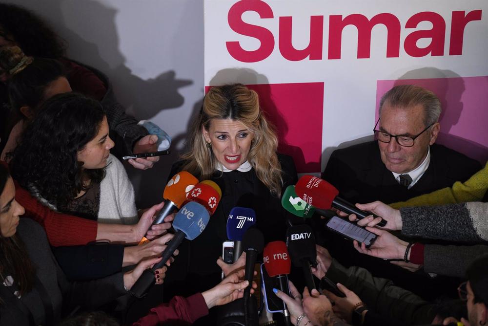 La vicepresidenta segunda del Gobierno y ministra de Trabajo y Economía Social, Yolanda Díaz, y el presidente de Economistas Frente a la Crisis, Jorge Fabra Utray, atienden a los medios en un acto de Sumar, en Madrid (España). La