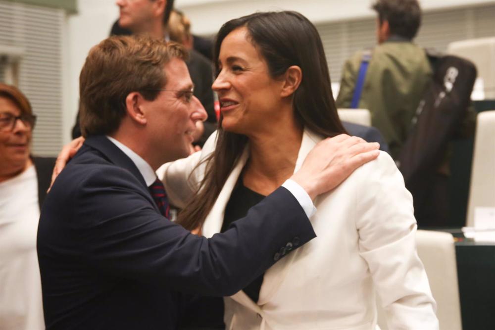 Archivo - El alcalde de Madrid del PP, José Luis Martínez Almeida, y la vicealcaldesa, Begoña Villacís (Cs), se saludan al llegar a la Sesión de constitución del Ayuntamiento de Madrid. Archivo