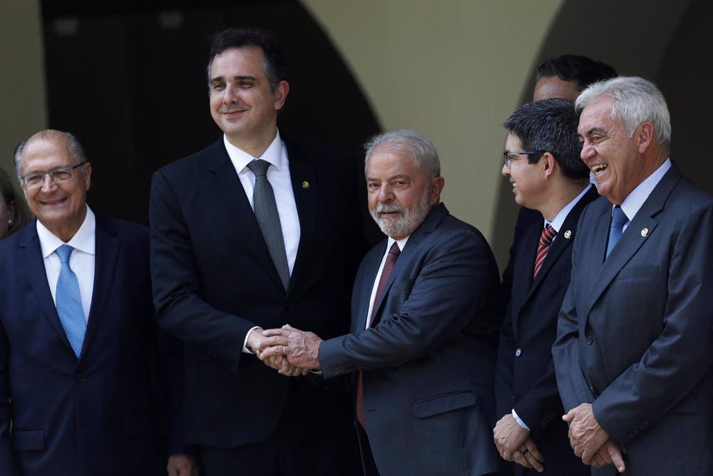 Der derzeitige Präsident des brasilianischen Senats wird wiedergewählt, nachdem er einen ehemaligen Bolsonaro-Minister besiegt hat.