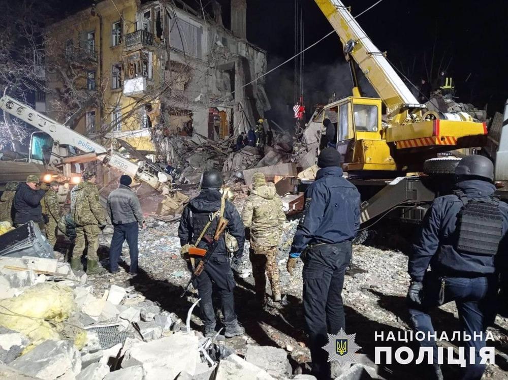 Servizi di emergenza dopo il bombardamento di un edificio residenziale a Kramatorsk, Donetsk, Ucraina orientale. Servizi