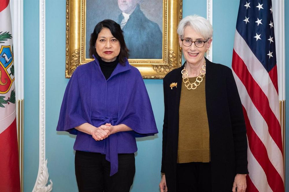 US-Unterstaatssekretärin Wendy Sherman (r) und die peruanische Außenministerin Ana Cecilia Gervasi (d) US-Unterstaatssekretärin