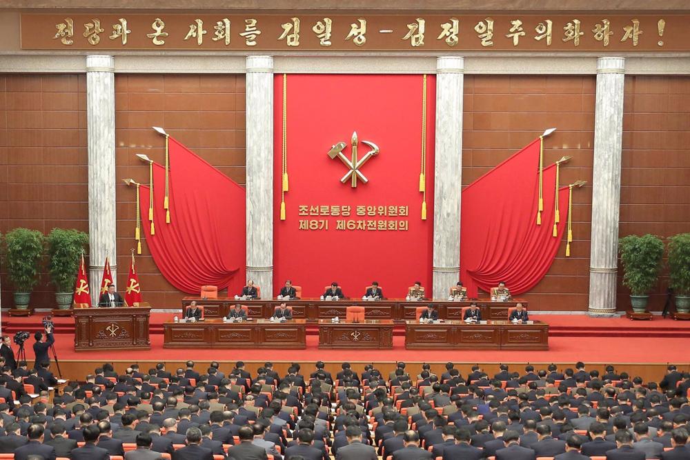 Datei - Der nordkoreanische Präsident Kim Jong Un während einer Rede vor dem Zentralkomitee der Arbeiterpartei in Pjöngjang. Datei