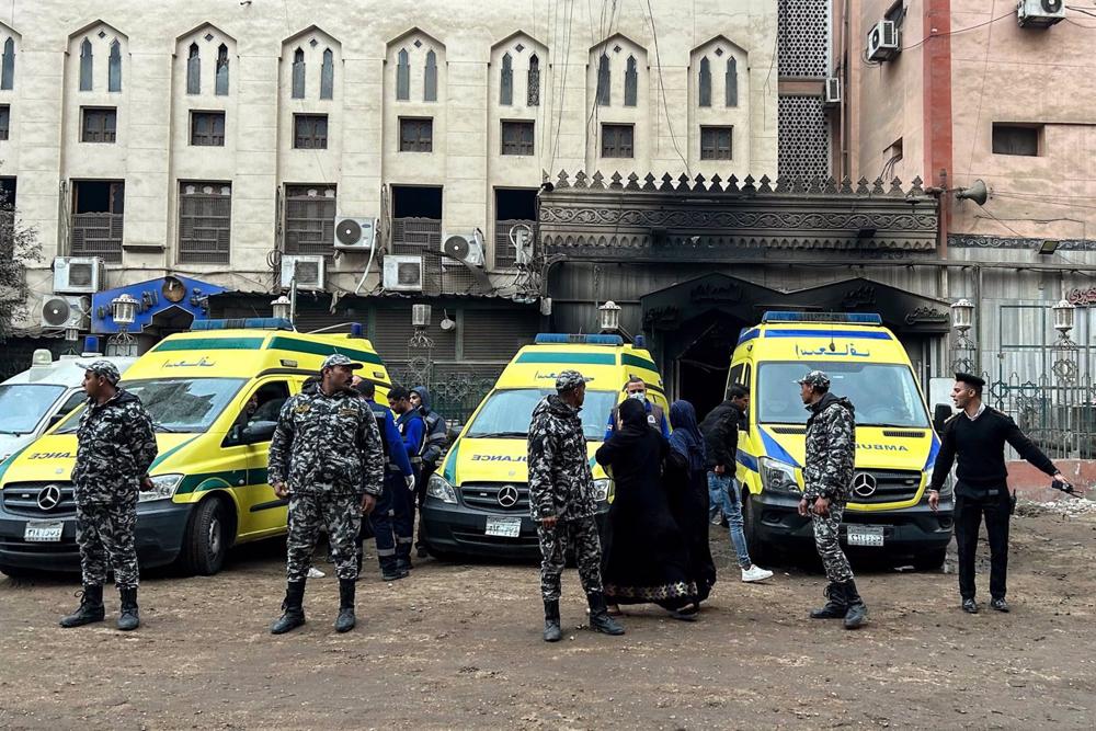 Personal de seguridad y ambulancias en el exterior de un hospital en el que se declaró un incendio en El Cairo, Egipto Personal
