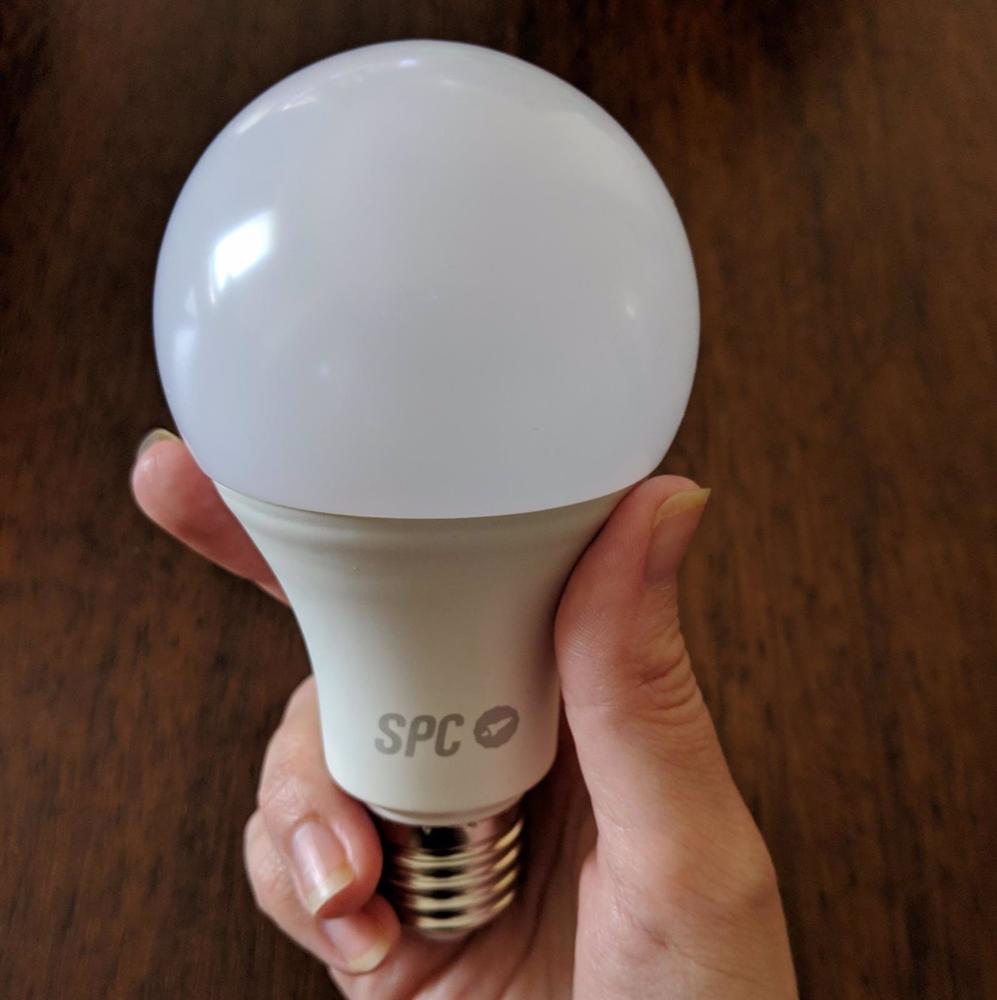 Archivo - Bombilla inteligente Sirius 1050 de SPC Archivo