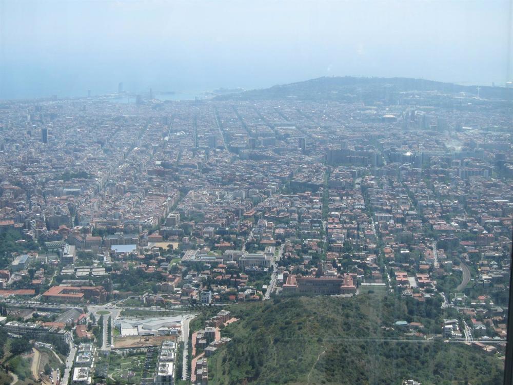 Archivo - Vista de la ciudad de Barcelona desde la sierra de Collserola, en un día de alta contaminación. Archivo