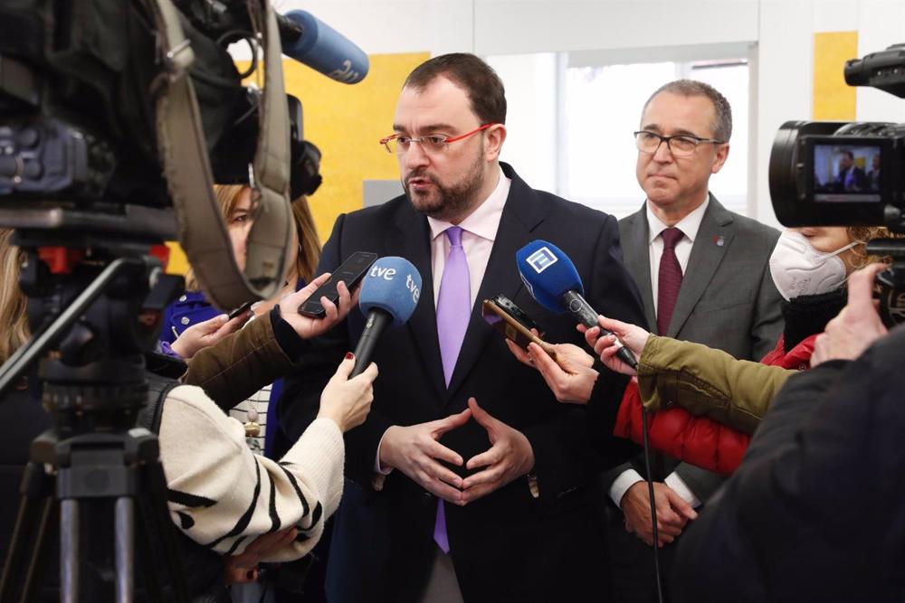 Adrián Barbón atiende a los medios. Adrián