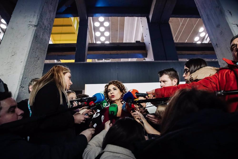 La ministra de Hacienda y Función Pública, María Jesús Montero, atiende a medios a su llegada a la presentación de ‘Future: Fast Forward’, agrupación empresarial del sector de la automoción, en el Espacio La Nave, a 2 de febrero de 2023, en Madrid (España La