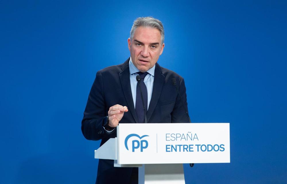 El coordinador general del PP y director de Campaña, Elías Bendodo, durante una rueda de prensa, en la sede nacional del PP, a 2 de febrero de 2023, en Madrid (España). La rueda de prensa tiene lugar antes de la reunión de los coordinadores de campaña de El