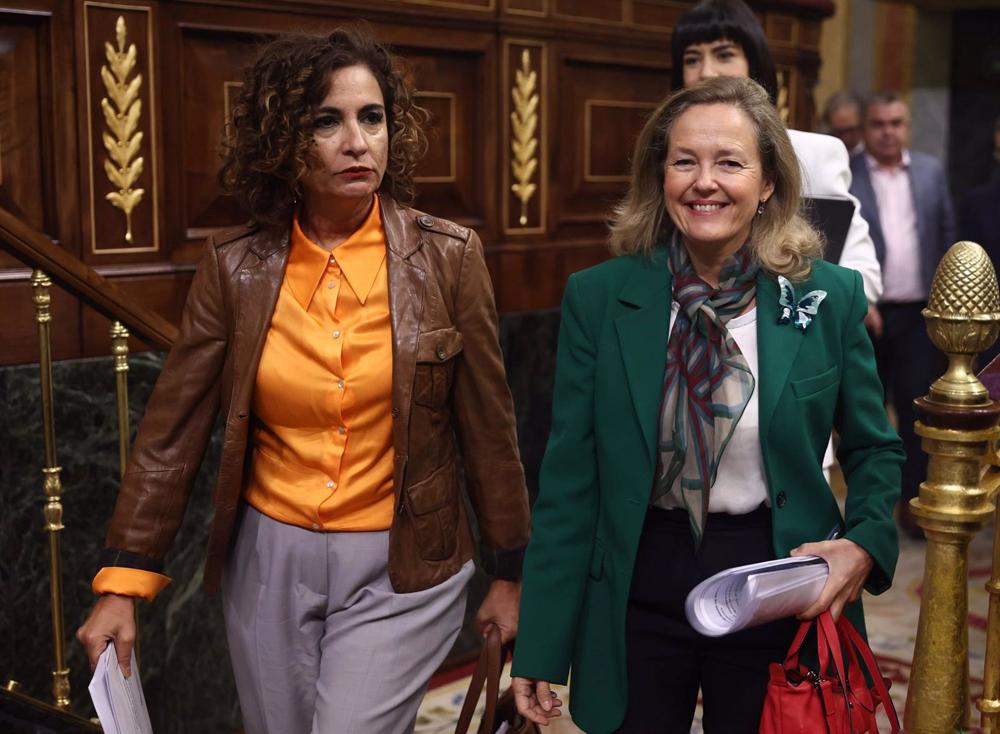Archivo - La ministra de Hacienda, María Jesús Montero (i) y la vicepresidenta primera del Gobierno y ministra de Asuntos Económicos, Nadia Calviño. Archivo