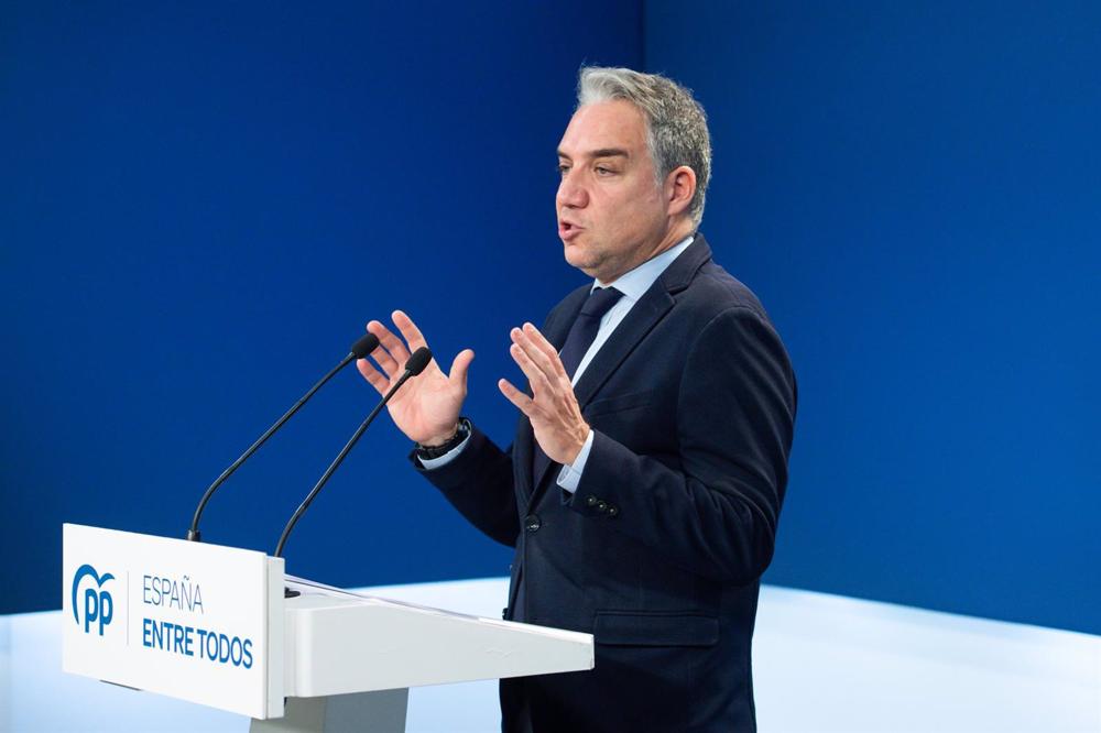 El coordinador general del PP y director de Campaña, Elías Bendodo, durante una rueda de prensa, en la sede nacional del PP, a 2 de febrero de 2023, en Madrid (España). La rueda de prensa tiene lugar antes de la reunión de los coordinadores de campaña de El