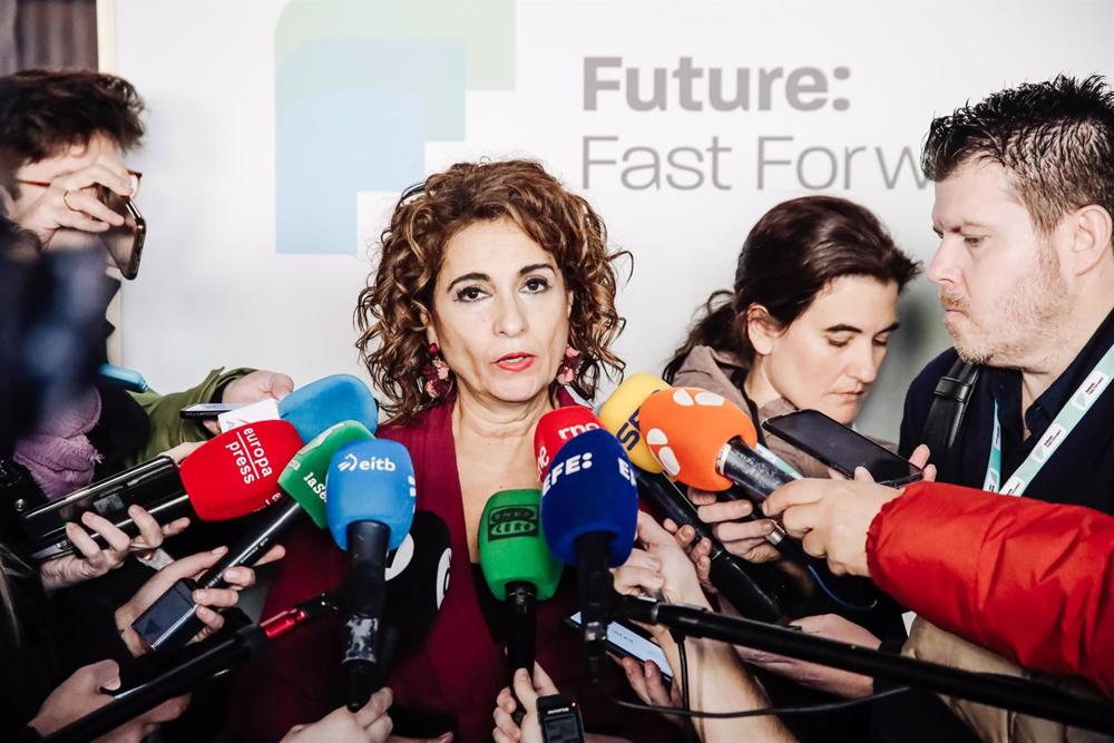 La ministra de Hacienda y Función Pública, María Jesús Montero, atiende a medios a su llegada a la presentación de ‘Future: Fast Forward’, agrupación empresarial del sector de la automoción, en el Espacio La Nave, a 2 de febrero de 2023, en Madrid. La