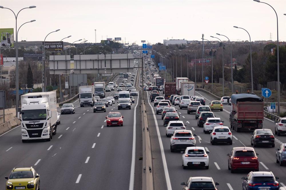 Archivo - Circulación en el Km 17 de la autovía A4 en la segunda fase de la operación salida por Navidad de la DGT, a 30 de diciembre de 2022, en Madrid (España). La Dirección General de Tráfico (DGT) puso en marcha desde el 23 de diciembre un dispositivo Archivo