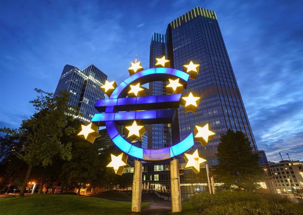 Archivo - 13 July 2022, Hessen, Frankfurt_Main: The large euro symbol in front of the former headquarters of the European Central Bank (ECB) glows in the early morning. The value of the euro currency has fallen to reach parity with the US dollar for the f Archivo