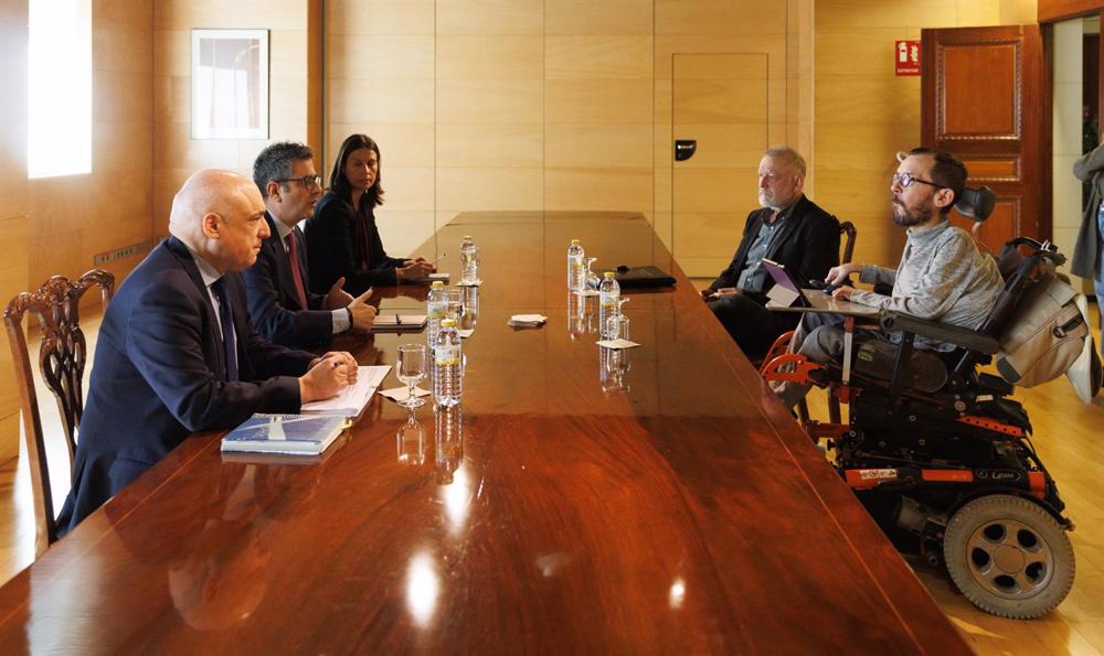 El ministro de la Presidencia, Félix Bolaños, reunido con el portavoz de unidas Podemos, Pablo Echenique , en el Congreso de los Diputados El