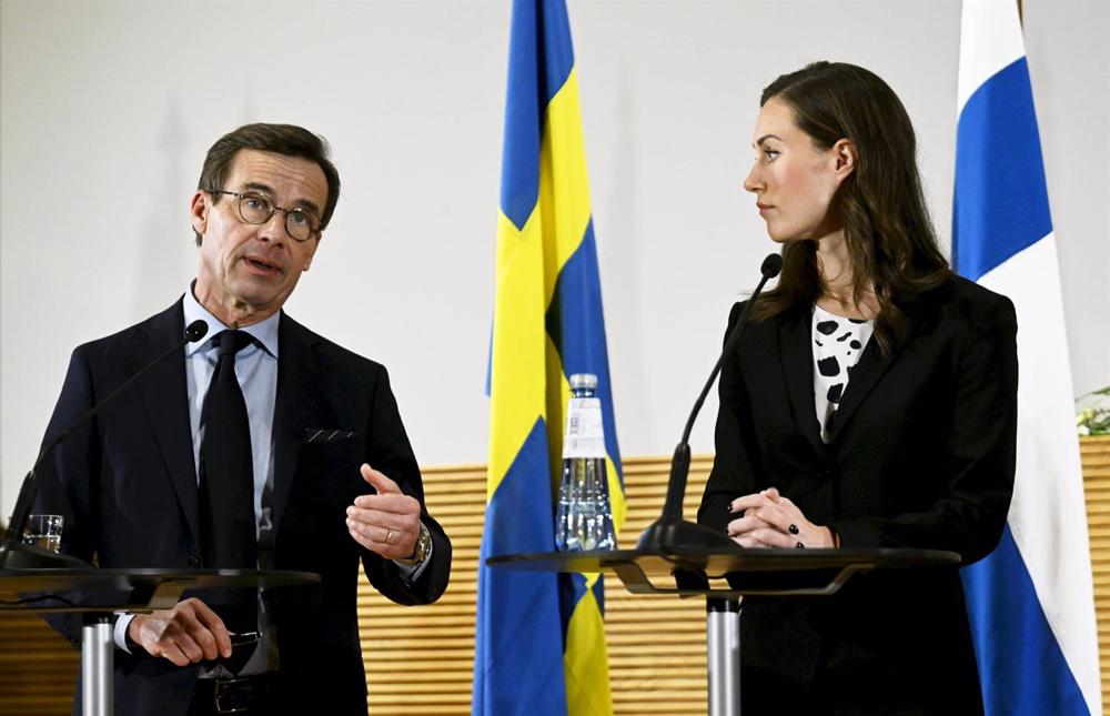 Archiv - Der schwedische Ministerpräsident Ulf Kristersson (L) mit seiner finnischen Amtskollegin Sanna Marin (R) Archiv