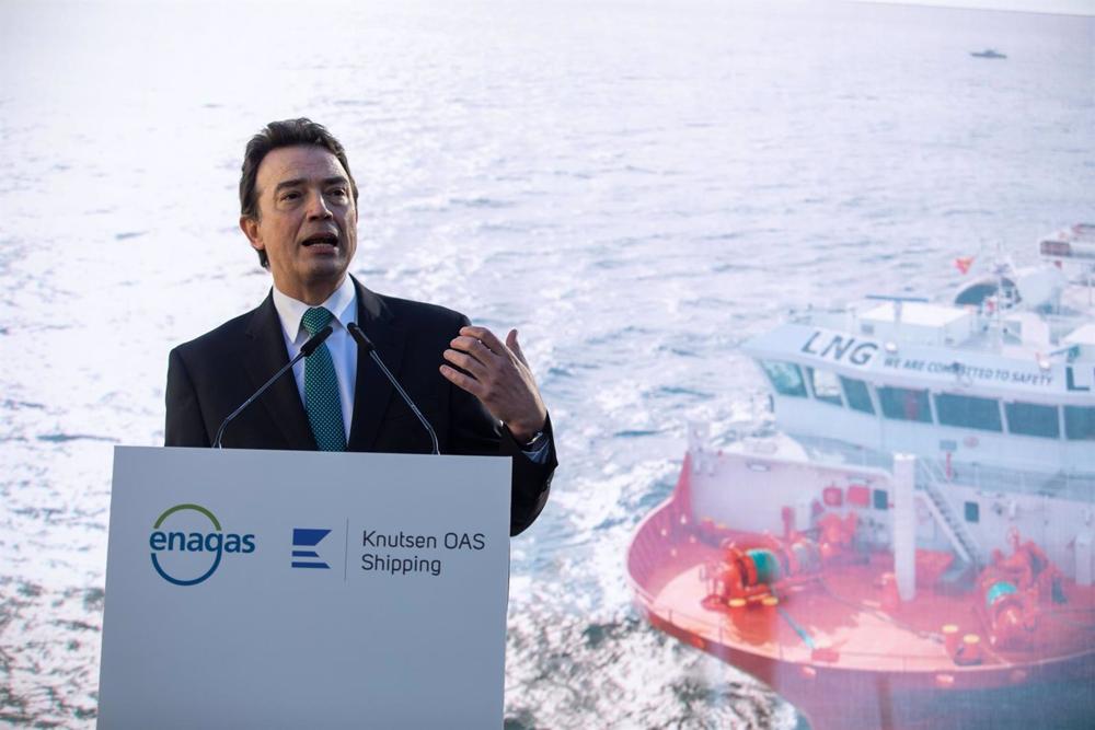 El consejero delegado de Enagás, Arturo Gonzalo, interviene durante la presentación del primer barco de bunkering de gas natural licuado (GNL), en la planta de regasificación de Enagás del Puerto de Barcelona. El