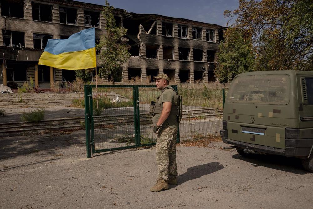 Archivio - Un soldato ucraino si trova accanto a una bandiera ucraina a Kharkov. Archivio