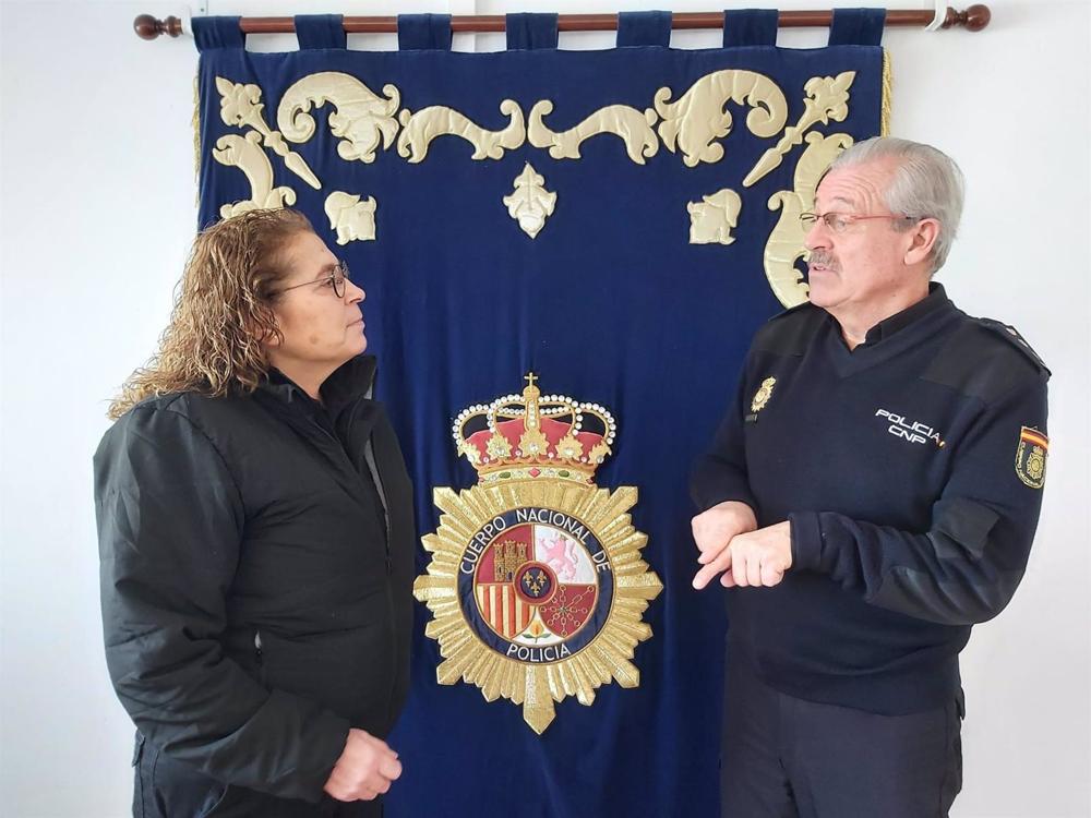 La hermana mayor de la Hermandad del Rocio con un agente de la Policía. La