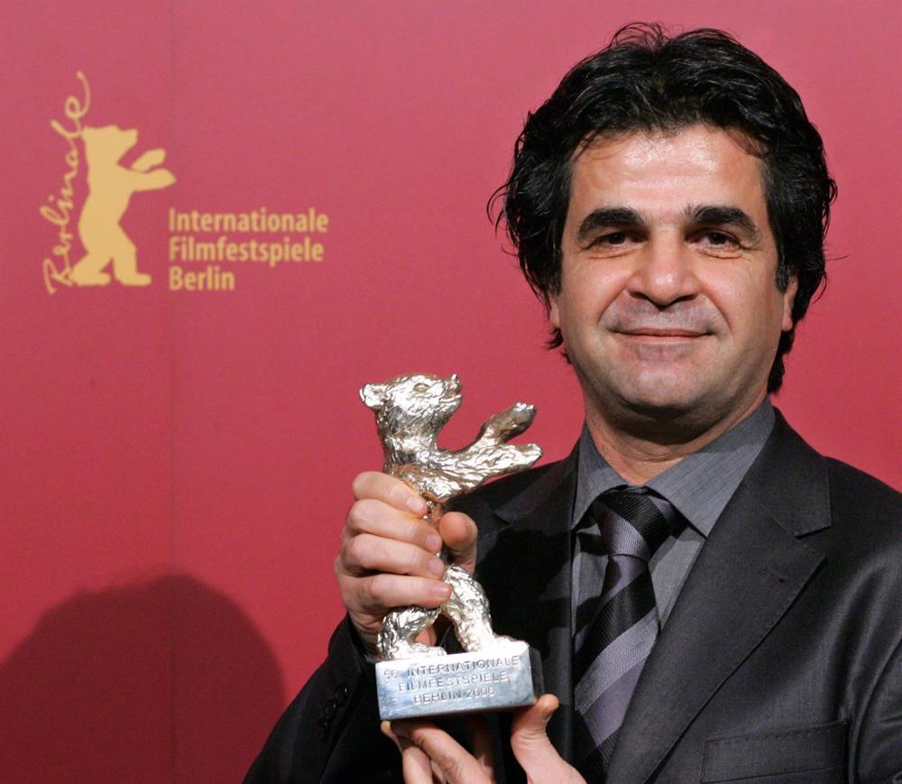 Archivio - Il regista iraniano Jafar Panahi dopo la vittoria dell'Orso d'oro alla Berlinale 2015. Archivio