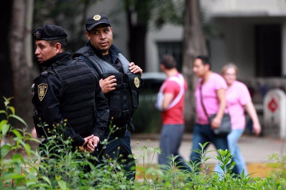 Mexico City Police detain several people for stealing subway wiring